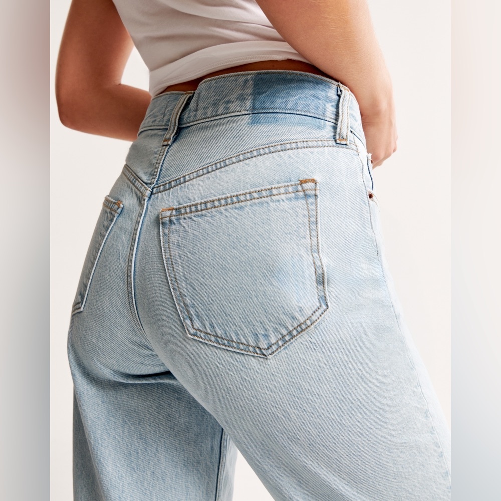Abercrombie & Fitch High Rise Loose Jean - Picture 4 of 9